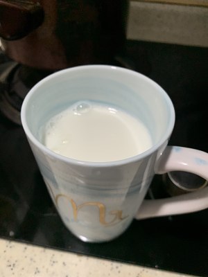 倒出一杯鲜奶