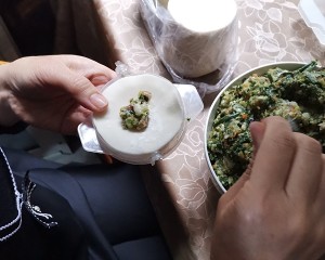 开始包饺子