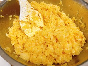 米饭加入2个蛋黄一个蛋白拌匀直接拌一个蛋也可以2个蛋黄更黄