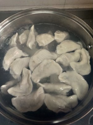 煮开水下饺子,等水再次开了加凉水,反复三次,饺子就熟了